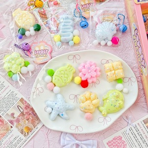 Porte-clés Macaron en Plastique Anti-Stress Souple – Lot de 24 Pièces en Boîte Colorée – Le Gadget Ultime pour Soulager le Stress - Product Image 1