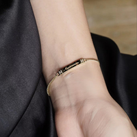 Bracelet gourmette cubaine personnalisé en or plaqué 18 carats, style barre classique avec lettres gravées latéralement, bijoux fins vintage, tiers