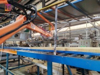 Ligne de production de panneaux ignifuges pour toiture et murs en acier galvanisé entièrement automatique certifiée CE, à haute productivité