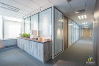 Poste de travail modulaire pliable moderne le plus populaire avec cloison de bureau, cloison murale insonorisée en verre trempé pour écoles et gymnases