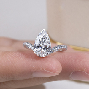 Anillo de compromiso Messi Jewelry MSR-2105 de 18k con diamante de corte pera cultivado en laboratorio - Product Image 2