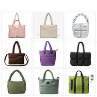 Sac fourre-tout en coton grande capacité personnalisé pour les trajets quotidiens, avec design plissé et longues poignées d'épaule
