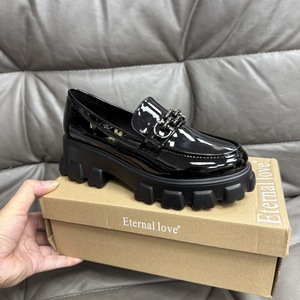 Mocassini Slip-on da <span class=keywords><strong>donna</strong></span> con tacco alto e tacco grosso stile britannico Versatile retrò con <span class=keywords><strong>borchie</strong></span> in metallo per <span class=keywords><strong>scarpe</strong></span> da <span class=keywords><strong>donna</strong></span> - Product Image 1