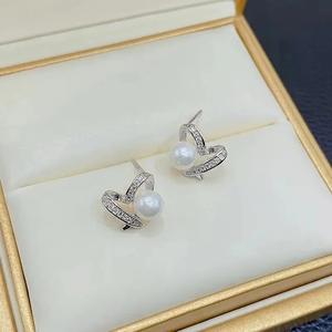 E2856 Orecchini a cuore in oro bianco con montatura a canale di perle per donna, gioielli classici di alta qualità - Product Image 5