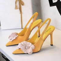 Escarpins de soirée noirs en satin à bout pointu et talon aiguille, avec fleur 3D violette, pour femme