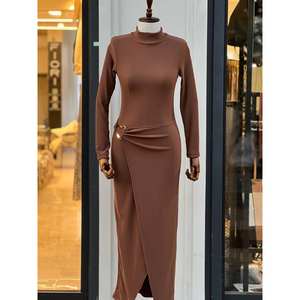 Robe pull moulante élégante pour femme à col roulé avec détail boucle et fente, taille naturelle, en tissu respirant - Product Image 2