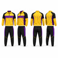 Ensemble d'entraînement de football personnalisé avec veste zippée et pantalon, blocs de couleurs d'équipe et placement graphique avec noms de joueurs individuels