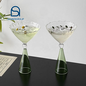 Diseño único Wave Rim Vaso para beber Tallo verde Postre Tazas de helado Vasos de cóctel de <span class=keywords><strong>Martini</strong></span> a rayas - Product Image 1