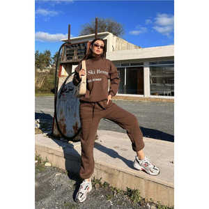 Conjunto de chándal con estampado frontal marrón - Product Image 3