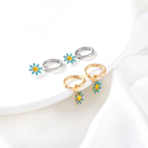 ชุดเครื่องประดับดอกเดซี่หลากสีสไตล์โบฮีเมียน ปี 2023 ทำจากสแตนเลสสตีลเคลือบทอง 18K ประกอบด้วยสร้อยคอ สร้อยข้อมือ และต่างหูแบบหลายสาย - Product Image 5