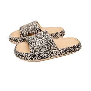 Chaussons élégants et décontractés pour femmes - Nouvelles chaussures plates d'été pour l'extérieur - Chaussures à enfiler de grande taille pour tous les jours - Respirantes et antidérapantes en PVC - Product Image 1