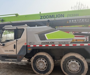 Grue sur camion Zoomlion Ztc550v de 55 tonnes, modèle 2017, en bon état, avec grue SAC1300t STC800t6 STC800t5 STC1000c7, à prix bas. - Product Image 3