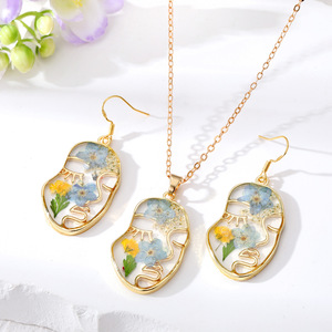 Parure de bijoux plaqué or avec pendentif visage, collier fleur en résine et boucles d'oreilles pendantes pour femme, cadeau idéal pour les fêtes - Product Image 1