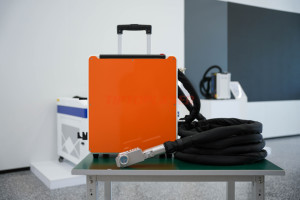 آلة تنظيف بالليزر النبضي المحمولة بقوة 300 واط و500 واط متعددة الأغراض لإزالة الصدأ والطلاء من الأسطح المعدنية والحجرية والخشبية - Product Image 4