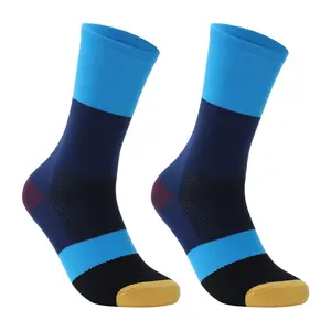 Calzini sportivi da uomo di moda con logo personalizzato di design all'ingrosso calzini sportivi da ciclismo da basket in cotone ricamato unisex