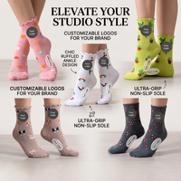 Chaussettes de yoga à volants antidérapantes en polyester pour Pilates, barre et danse, avec bord festonné et grip adhésif pour femmes, personnalisables avec logo
