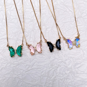 Collier pendentif papillon dégradé pour femmes, bijoux colorés, cadeau à porter au quotidien - Product Image 1