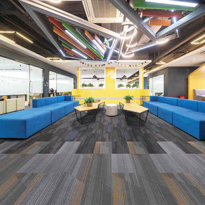 Dalles de moquette commerciales en polypropylène à boucles, antidérapantes, écologiques, de luxe, motif puzzle, pour bureaux et salles de réunion - Vente en gros usine - Product Image 1