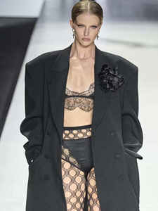 Sandales sexy en satin rouge <span class=keywords><strong>à</strong></span> longues brides avec embellissement de rose, bride <span class=keywords><strong>à</strong></span> la cheville avec boucle, sandales <span class=keywords><strong>à</strong></span> talons aiguilles en rose rouge, chaussures de mariage - Product Image 5