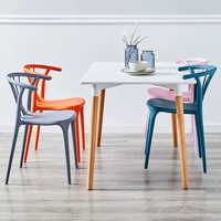 Chaises de salle à manger empilables modernes et abordables en plastique, design compact avec dossier, pour salle à manger