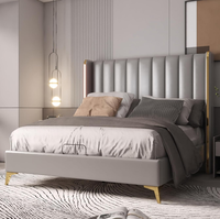 Lit double king size de luxe avec plateforme et tête de lit haute, cadre de lit rembourré pour suite de chambre principale