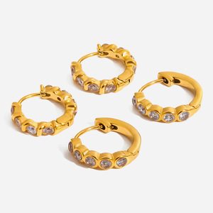 Pendientes Huggie de Oro de 18K y Acero Inoxidable con Zirconia Redonda Engastada en Bisel, Joyería de Moda - Product Image 1