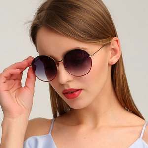 Gafas de Sol Redondas de Moda Vintage 2019 con Degradado para Mujer, Montura de Aleación Transparente, Protección UV400, de una Pieza - Product Image 1