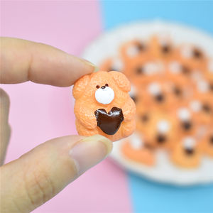 Precio al por mayor: Dijes de resina DIY de galletas de oso con corazón de chocolate, cabujones artesanales de galletas de oso bonitos - Product Image 1