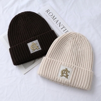 Bonnet en cachemire tricoté avec logo brodé personnalisé, fabriqué par un créateur de bonnets, avec revers et patch brodé