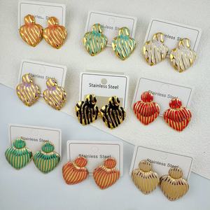 Nouvelles Boucles d'Oreilles Cœur en Acier Inoxydable Plaqué Or Effet Goutte d'Huile Tendance 2026 - Boucles d'Oreilles Anniversaire Tendance pour la Vente en Gros - Product Image 2
