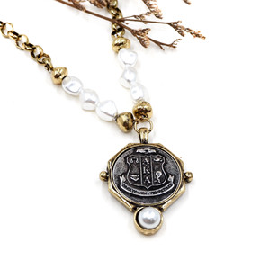 Collana con Pendente a Scudo dell'Alfa Sorority in Lega di Zinco Dorata Anticata con Perle Imitate e Catena - Regalo per Fidanzamento - Product Image 4