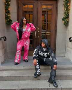 طقم بدلة رياضية مخصصة عالية الجودة للرجال بتصميم مغسول بالأسيد وبطباعة ملابس الشارع، مكونة من بلوفر هودي قصير وبنطال رياضي للأزواج - Product Image 5