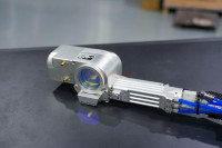 Machine de nettoyage laser à fibre pulsée portative de 1000 W, refroidie par eau, haute puissance, pour l'élimination de la rouille, de la peinture et de l'huile sur le métal, le bois, la pierre et les pièces automobiles