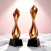 Trophée de luxe en résine rose rouge, sculpture florale créative avec finition brillante pour les récompenses de mariage et de concours de beauté