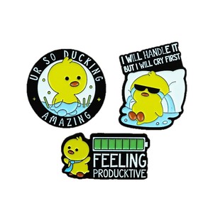 เข็มกลัดรูปตัวอักษรการ์ตูนแบบกำหนดเอง รูปทรงลูกเจี๊ยบ ทำจากโลหะผสมสังกะสี สำหรับตกแต่งกระเป๋าเป้สะพายหลัง น่ารัก ใช้งานได้หลากหลาย - Product Image 4