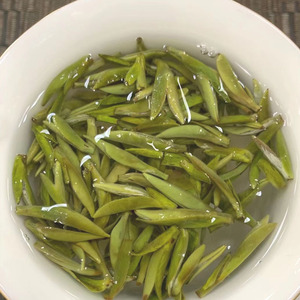 Fuding Organic Silver Needle Thé blanc en vrac au goût sucré fraîchement traité pour la santé et l'amincissement pour les personnes du nouvel âge - Product Image 4