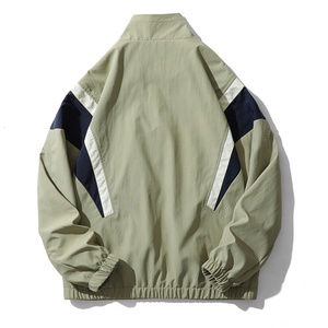 เสื้อแจ็คเก็ตผู้ชายแบบลำลองสำหรับฤดูใบไม้ร่วง ผลิตโดย OEM ผ้าโพลีเอสเตอร์ทรงโอเวอร์ไซส์ ตัดต่อสีสันแบบ Color Block  ตกแต่งด้วยผ้าแบบ Patchwork เหมาะสำหรับกิจกรรมกลางแจ้ง น้ำหนักเบา กันลม - Product Image 2