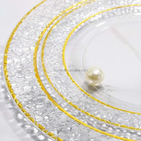 Vente en gros d'assiettes de présentation transparentes pour mariage, assiettes de présentation en plastique à bordure dorée transparente