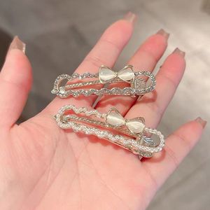 Pasador de pelo con lazo de diamantes de imitación de diseño exclusivo, novedad 2026, pasador de pelo de alta gama con estilo. - Product Image 5
