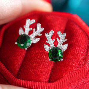 Orecchini a perno E3282 in oro bianco a forma di renna con cristalli verdi e strass incastonati a griffe, per l'uso quotidiano da donna - Product Image 4