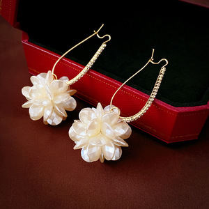 Boucles d'oreilles pendantes style coréen plaqué or pour femme, avec strass, longues boules florales, perles blanches et pétales de fleurs en coquillage – <span class=keywords><strong>YUMMY</strong></span> - Product Image 3