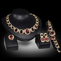 Parure de bijoux de mariage vintage populaire en alliage, quatre pièces, exquise et élégante : collier, boucles d'oreilles, bague et bracelet
