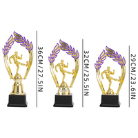 Trophée de football en plastique à prix abordable, très demandé, pour les activités ou les compétitions des clubs sportifs, souvenir