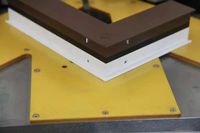 Machine à sertir les coins des profilés en aluminium pour la fabrication de fenêtres et de portes en aluminium, facile à utiliser