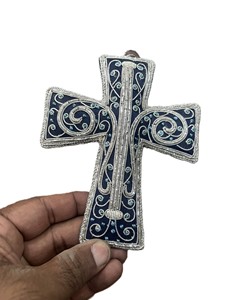 Adorno festivo en forma de cruz con detalles de turquesa, cruz religiosa tradicional hecha a mano, decoración navideña - Product Image 3