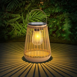 Lanterne en rotin solaire d'extérieur, étanche, pour cour et jardin, avec poignée et panneau solaire - Product Image 3