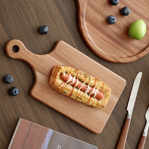 Tabla redonda de madera maciza con asa para servir comida y para fiestas - Product Image 3
