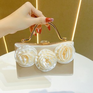 Pochette élégante en satin avec broderie florale et poignée en anneau pour soirée - Product Image 1