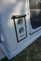 Tente gonflable sur mesure de 8 mètres carrés avec tissu Oxford, puits de lumière et conception à double porte pour une utilisation de luxe en plein air