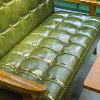 Canapé en cuir de style vintage avec table en bois pour café rétro, librairie, salon de thé et restaurant de restauration rapide